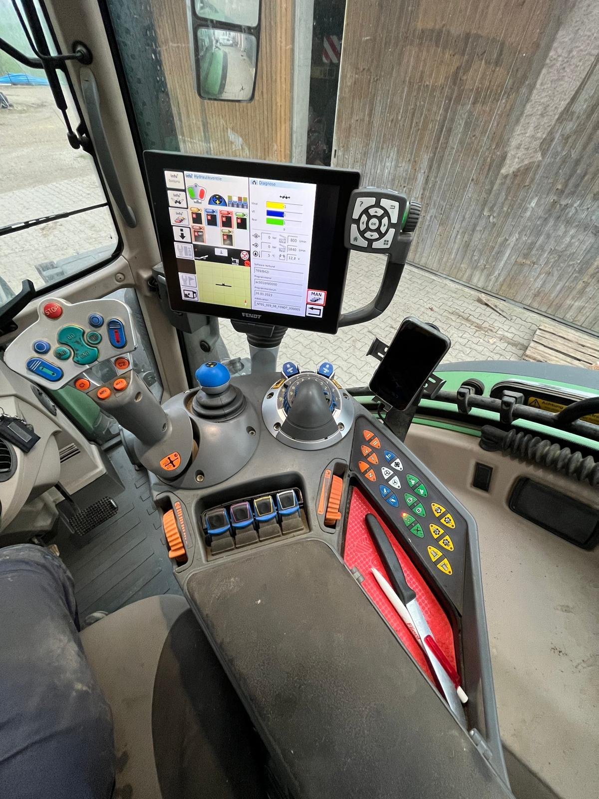 Traktor typu Fendt 724 Vario ProfiPlus, Gebrauchtmaschine w Erlbach (Zdjęcie 4)