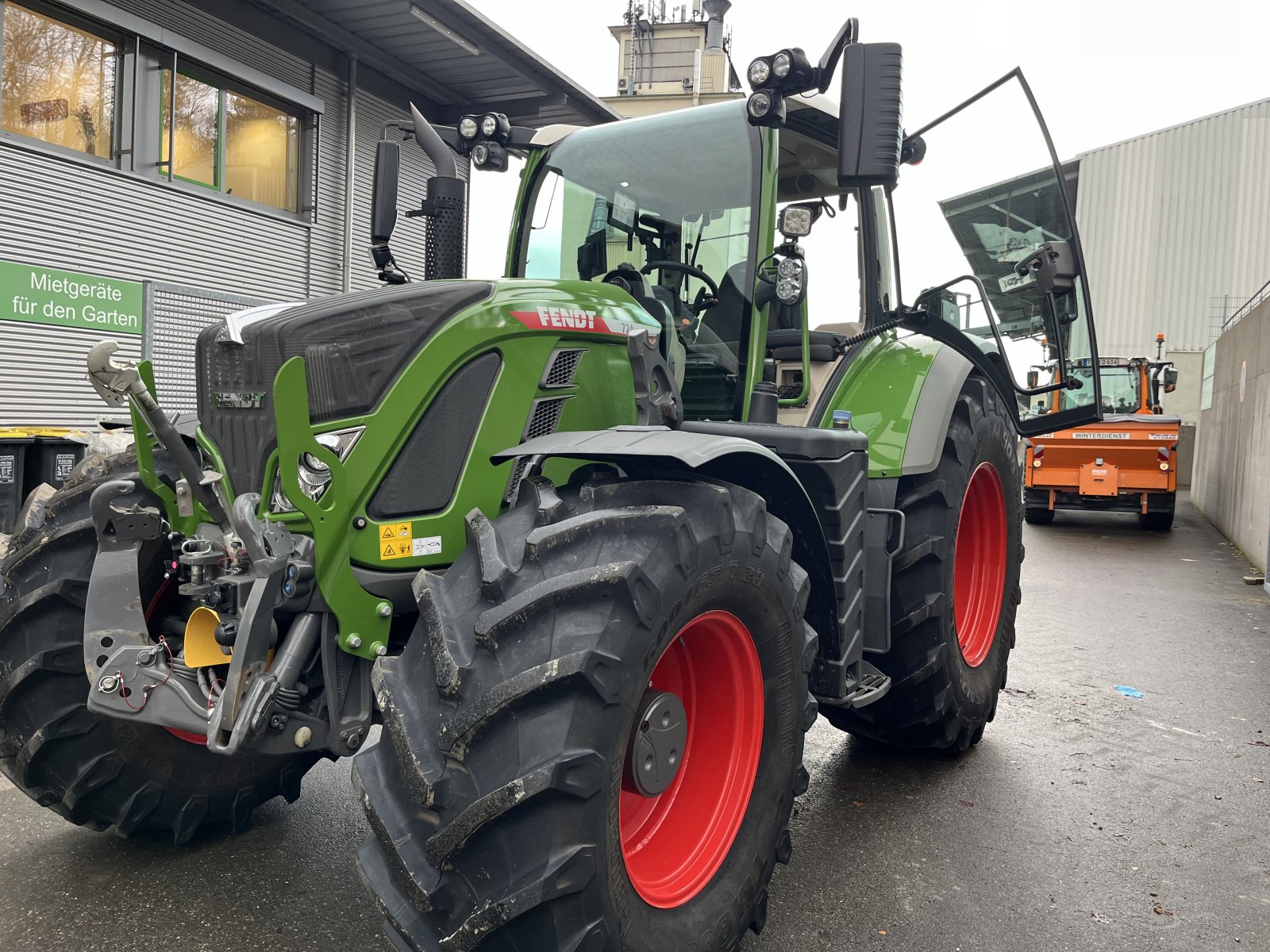 Traktor типа Fendt 724 Vario ProfiPlus, Gebrauchtmaschine в Donaueschingen (Фотография 2)