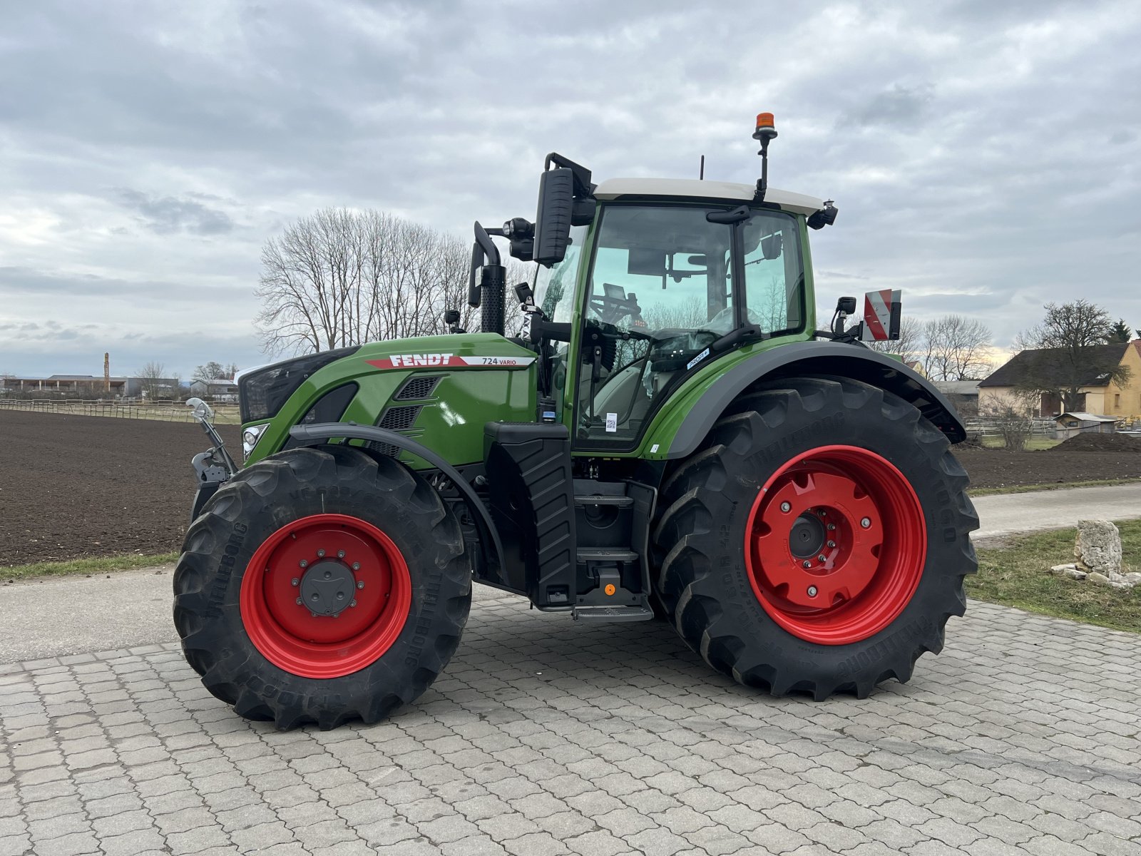 Traktor типа Fendt 724 Vario ProfiPlus, Gebrauchtmaschine в Reimlingen (Фотография 1)