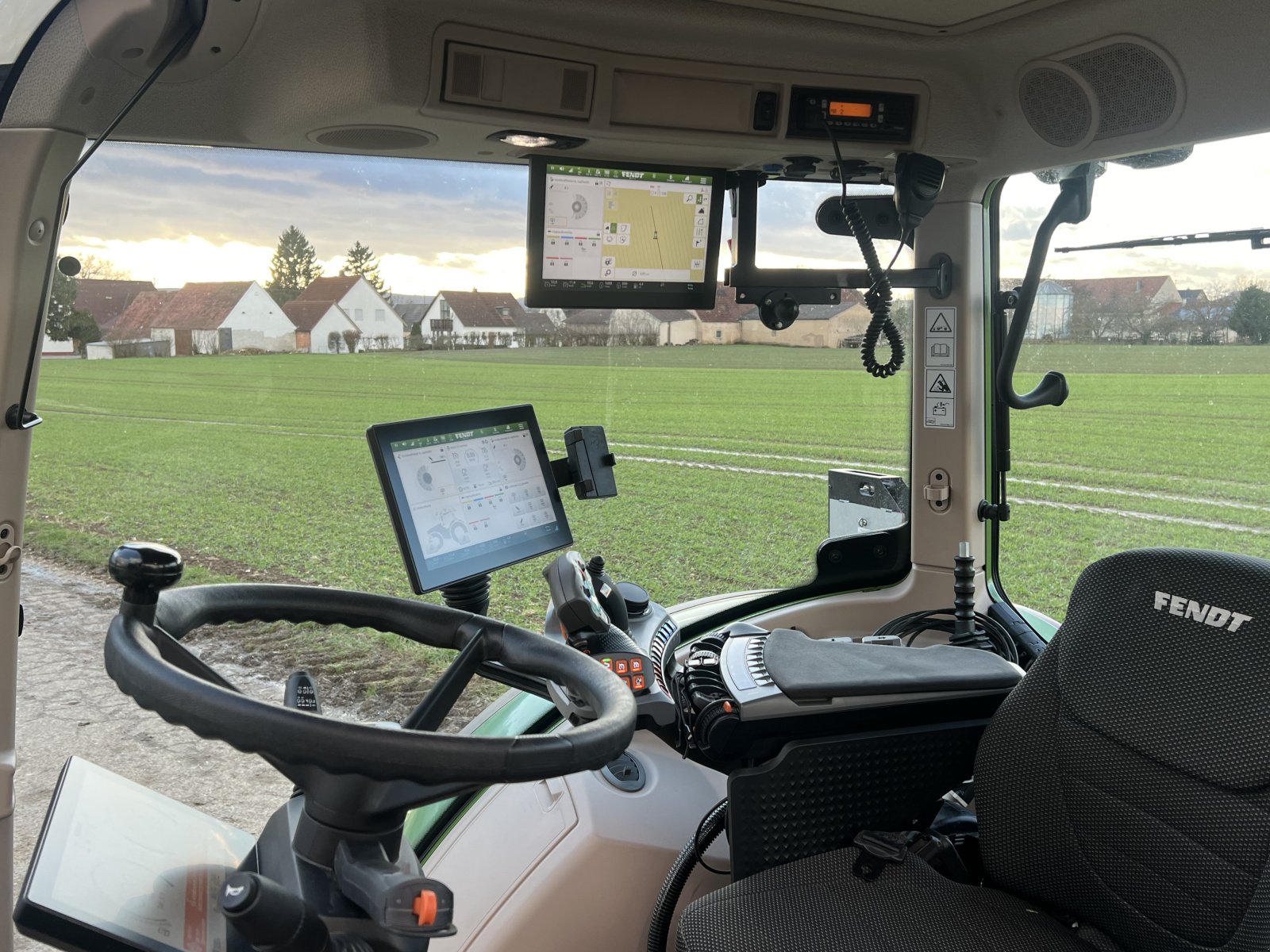 Traktor van het type Fendt 724 Vario ProfiPlus, Gebrauchtmaschine in Reimlingen (Foto 2)