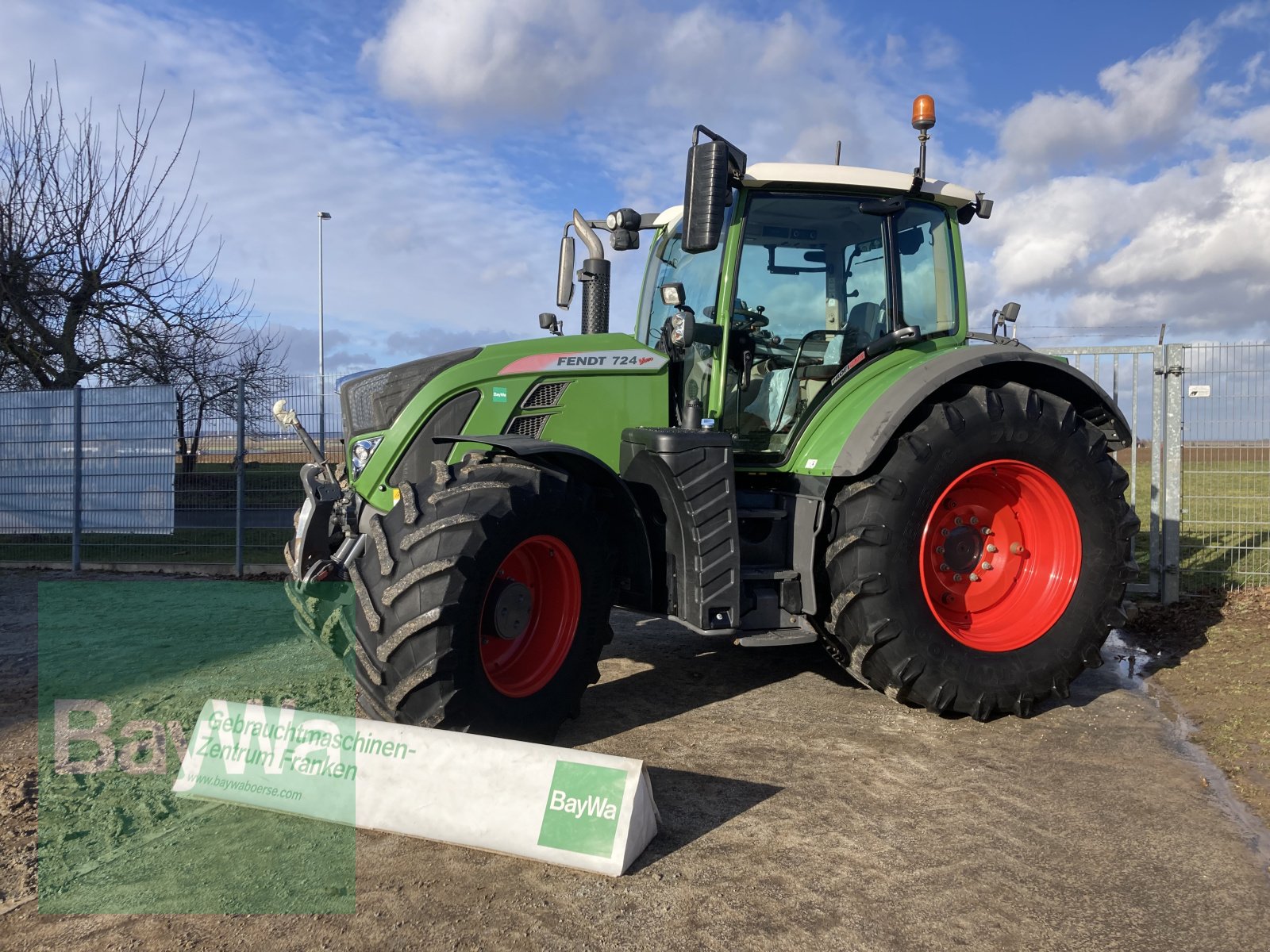 Traktor of the type Fendt 724 Vario S4 Profi Plus, Gebrauchtmaschine in Giebelstadt (Picture 1)