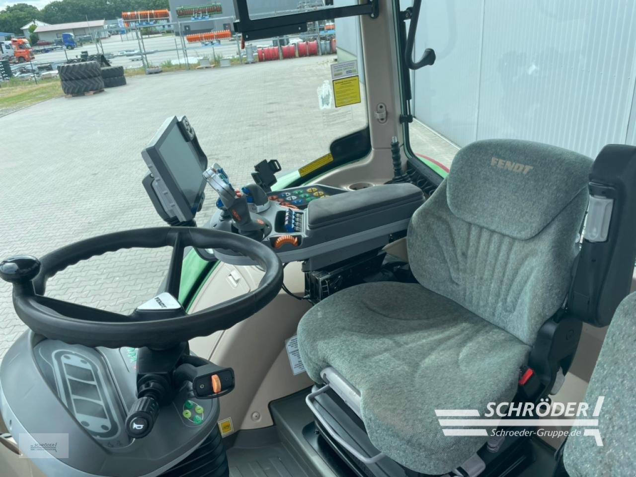 Traktor des Typs Fendt 724 VARIO S4 PROFI PLUS, Gebrauchtmaschine in Langförden (Bild 11)