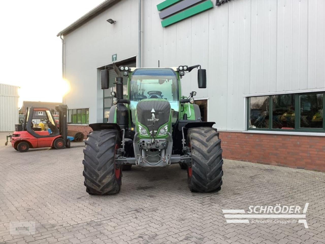 Traktor of the type Fendt 724 VARIO S4 PROFI PLUS, Gebrauchtmaschine in Völkersen (Picture 2)