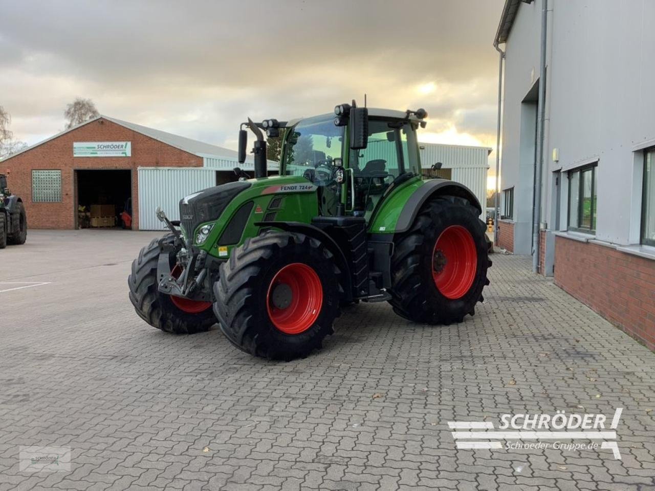 Traktor of the type Fendt 724 VARIO S4 PROFI PLUS, Gebrauchtmaschine in Völkersen (Picture 3)