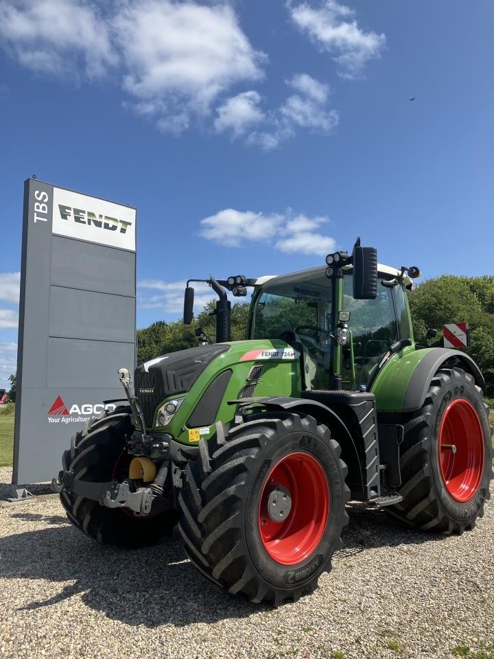 Traktor des Typs Fendt 724 VARIO S4, Gebrauchtmaschine in Grindsted (Bild 1)