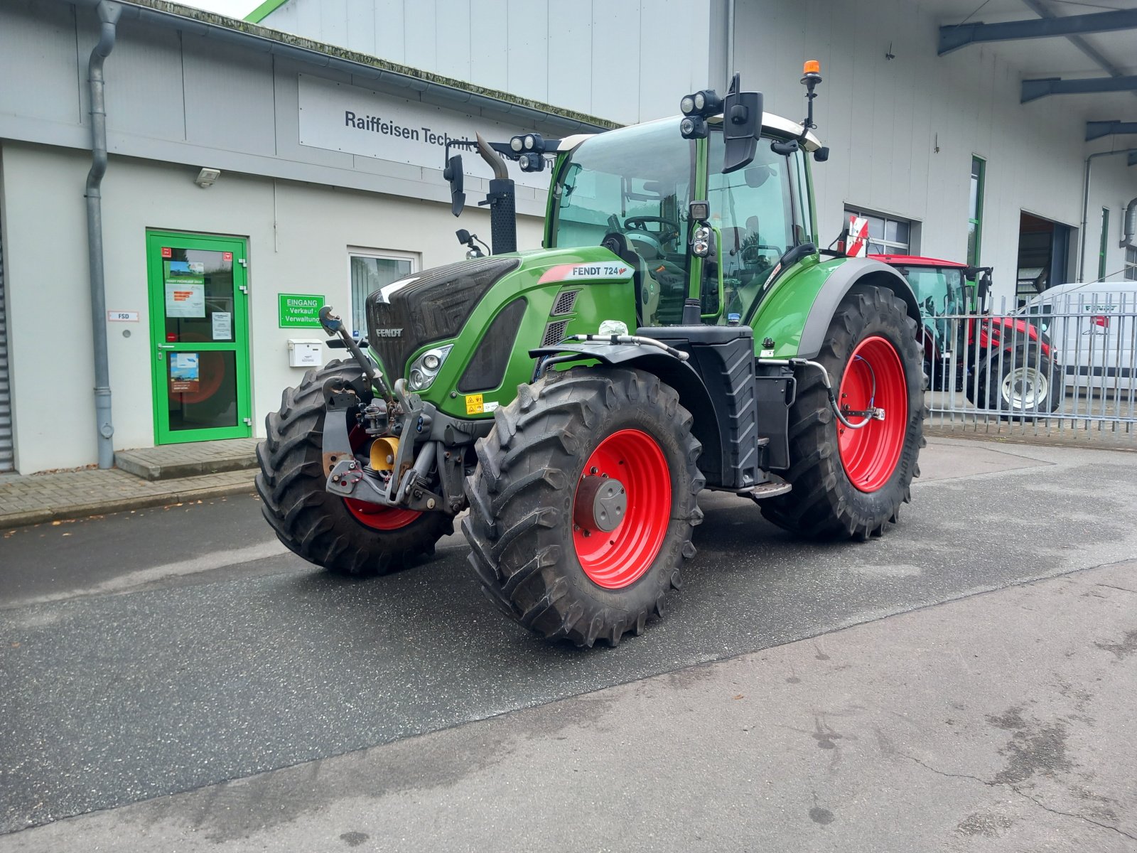 Traktor des Typs Fendt 724 Vario S4, Gebrauchtmaschine in Eckernförde (Bild 2)