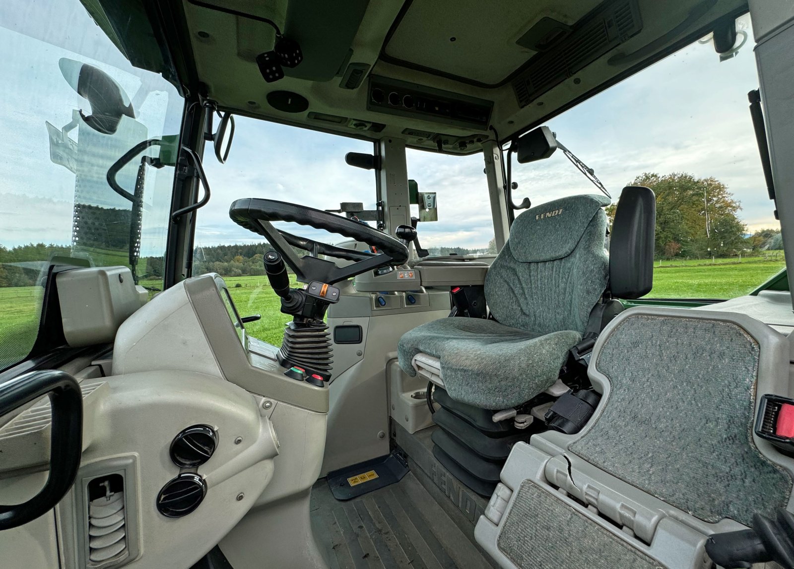 Traktor des Typs Fendt 820 Vario mit Frontlader, Gebrauchtmaschine in Geretsried (Bild 14)