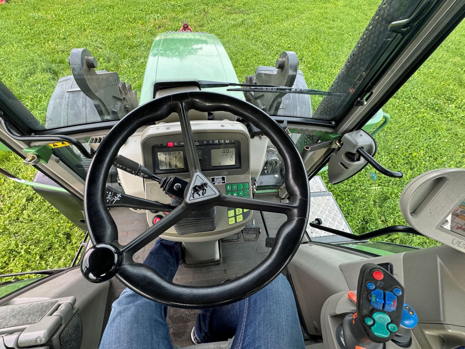 Traktor des Typs Fendt 820 Vario mit Frontlader, Gebrauchtmaschine in Geretsried (Bild 16)