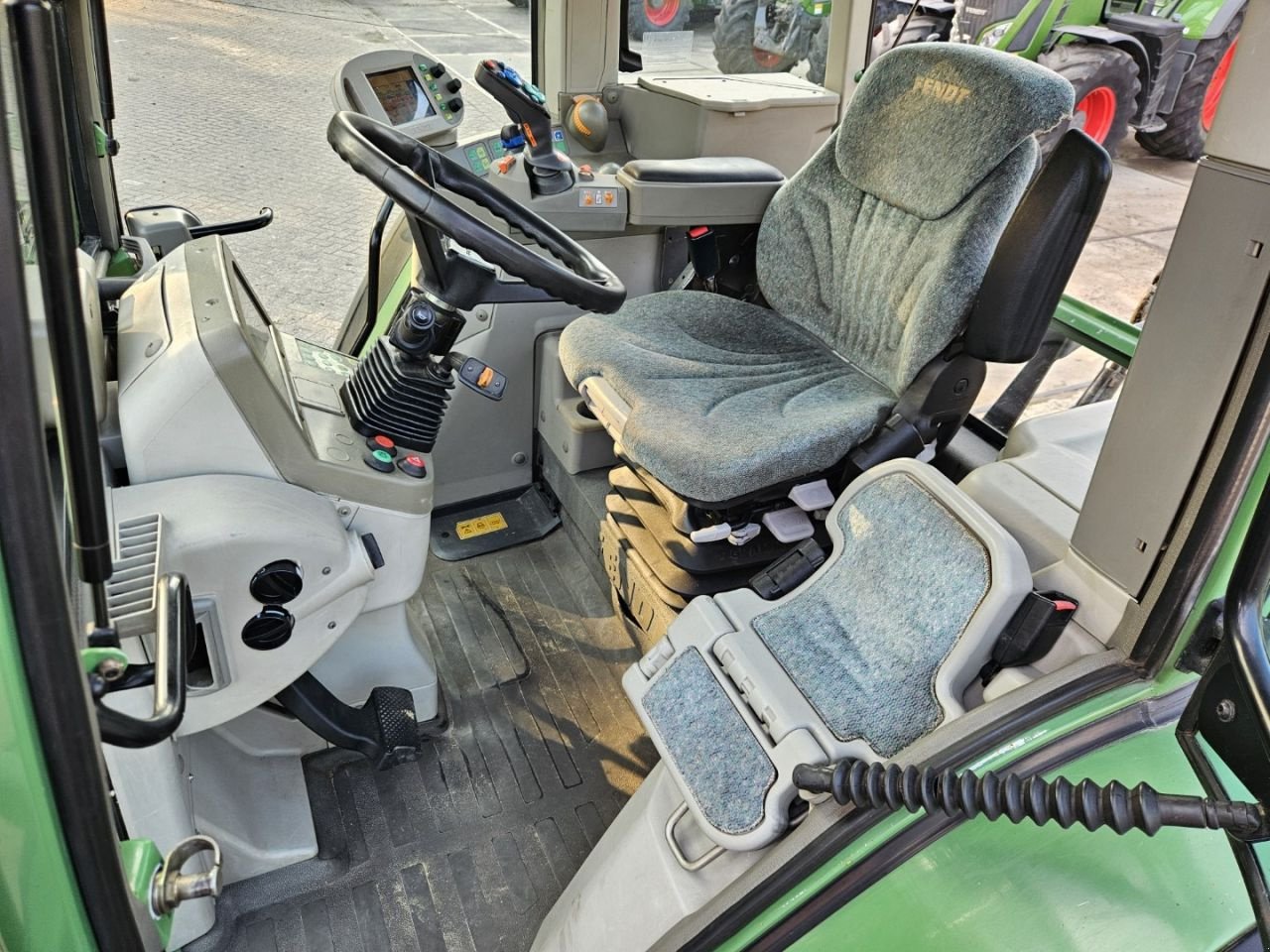 Traktor van het type Fendt 820 Vario TMS ( 716 718 720 818, Gebrauchtmaschine in Bergen op Zoom (Foto 11)