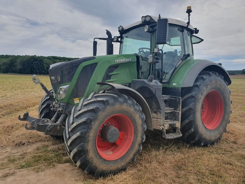 Traktor des Typs Fendt 824, Gebrauchtmaschine in PITHIVIERS Cedex (Bild 1)