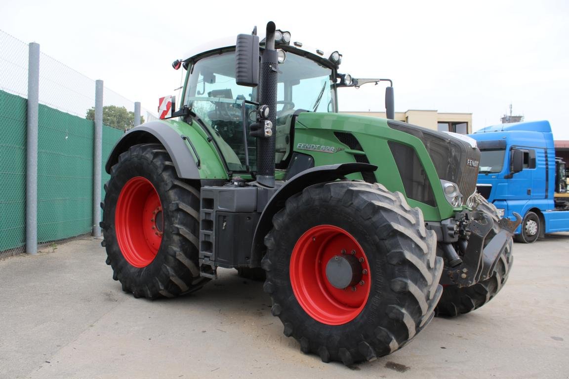 Traktor Türe ait Fendt 828 Vario - Nr.: 962, Gebrauchtmaschine içinde Regensburg (resim 4)