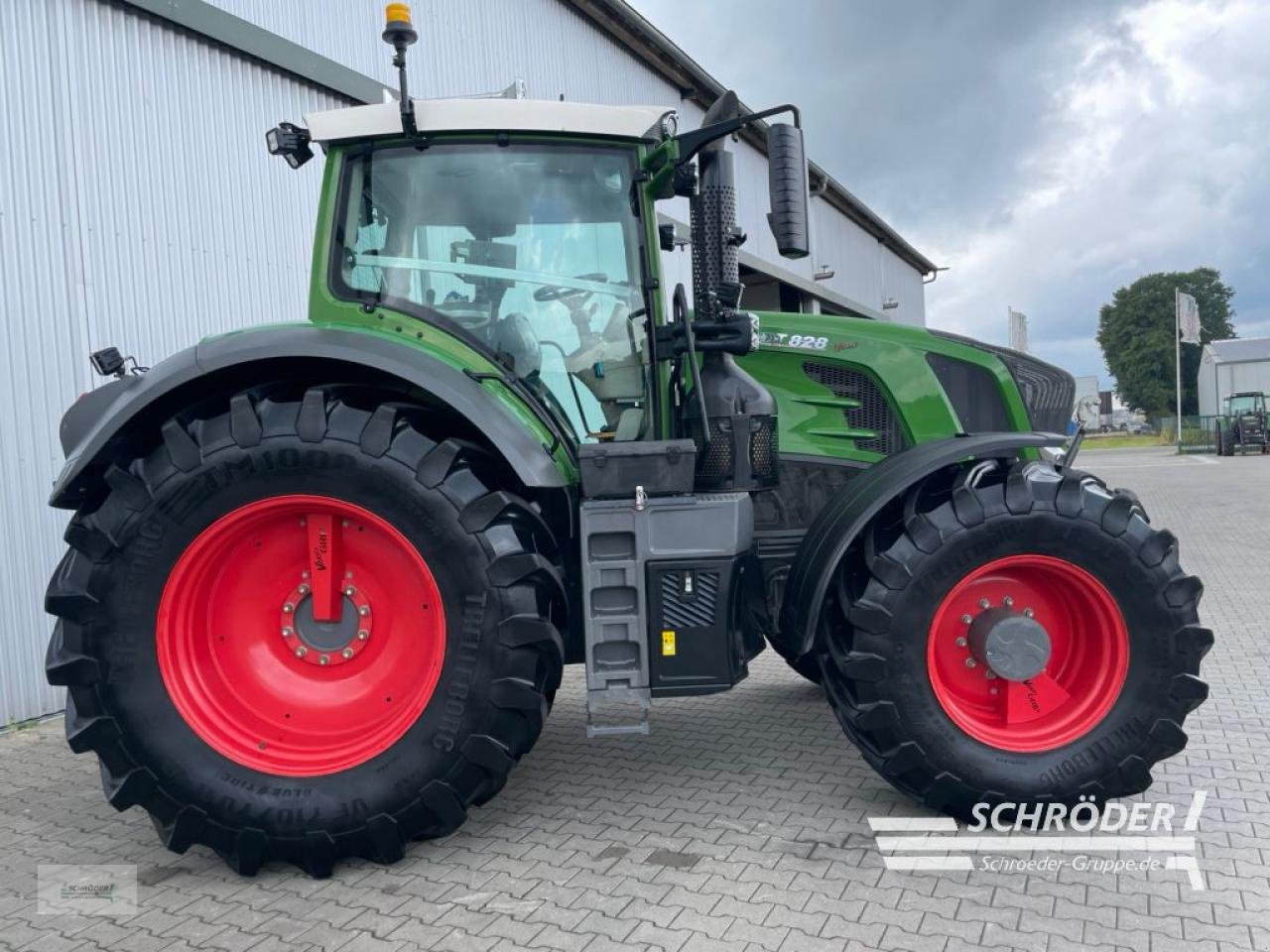 Traktor of the type Fendt 828 VARIO S4 PROFI PLUS, Gebrauchtmaschine in Wildeshausen (Picture 2)