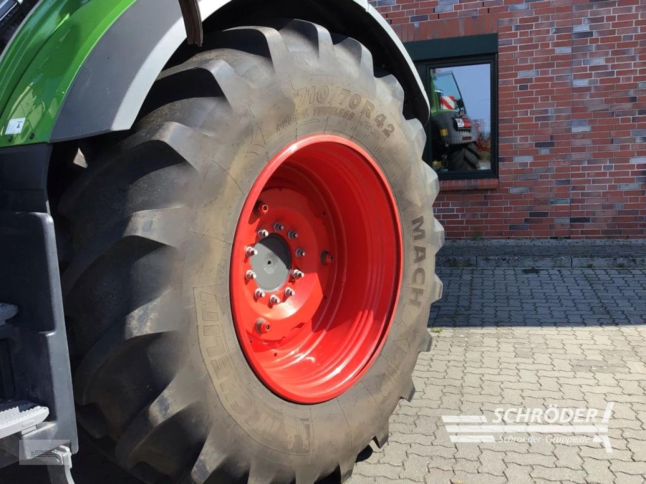 Traktor van het type Fendt 828 VARIO S4 PROFI PLUS, Gebrauchtmaschine in Friedland (Foto 3)