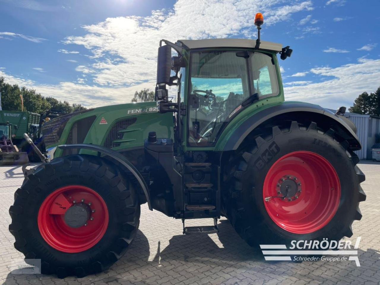 Traktor of the type Fendt 828 VARIO S4 PROFI PLUS, Gebrauchtmaschine in Völkersen (Picture 4)