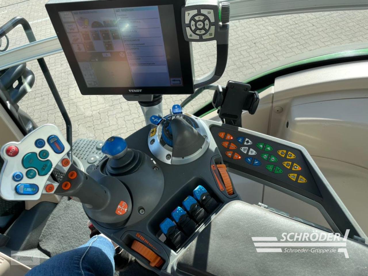 Traktor типа Fendt 828 VARIO S4 PROFI PLUS, Gebrauchtmaschine в Völkersen (Фотография 10)