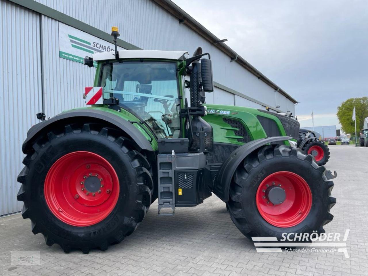 Traktor van het type Fendt 828 VARIO S4 PROFI PLUS, Gebrauchtmaschine in Westerstede (Foto 2)