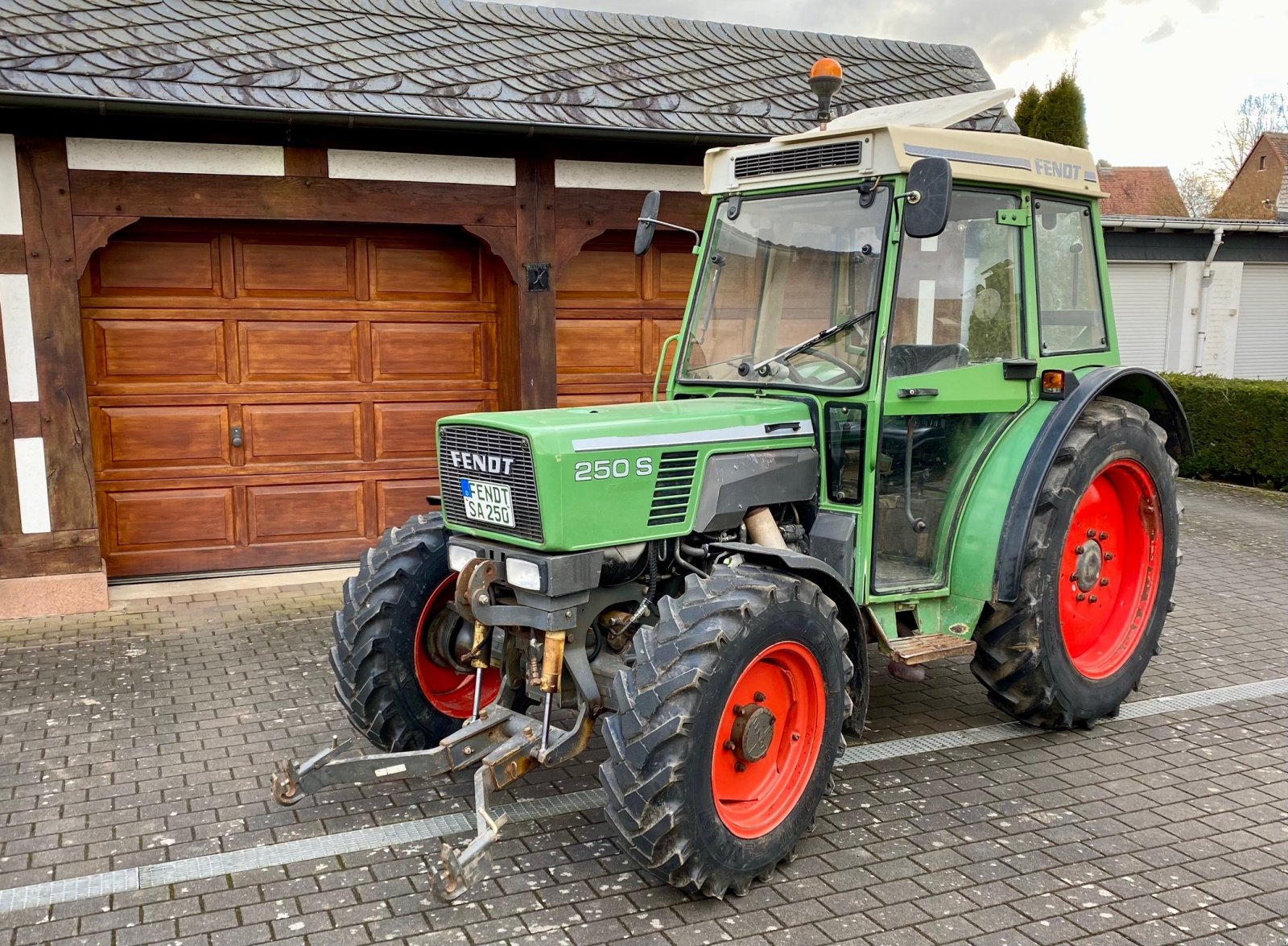 Traktor от тип Fendt Farmer 250 S Allrad, FH, 1. Hand, 4.800 h (Kein 240 260 275), Gebrauchtmaschine в Weimar/Hessen (Снимка 1)