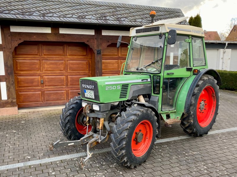 Traktor del tipo Fendt Farmer 250 S Allrad, FH, 1. Hand, 4.800 h (Kein 240 260 275), Gebrauchtmaschine en Weimar/Hessen (Imagen 1)