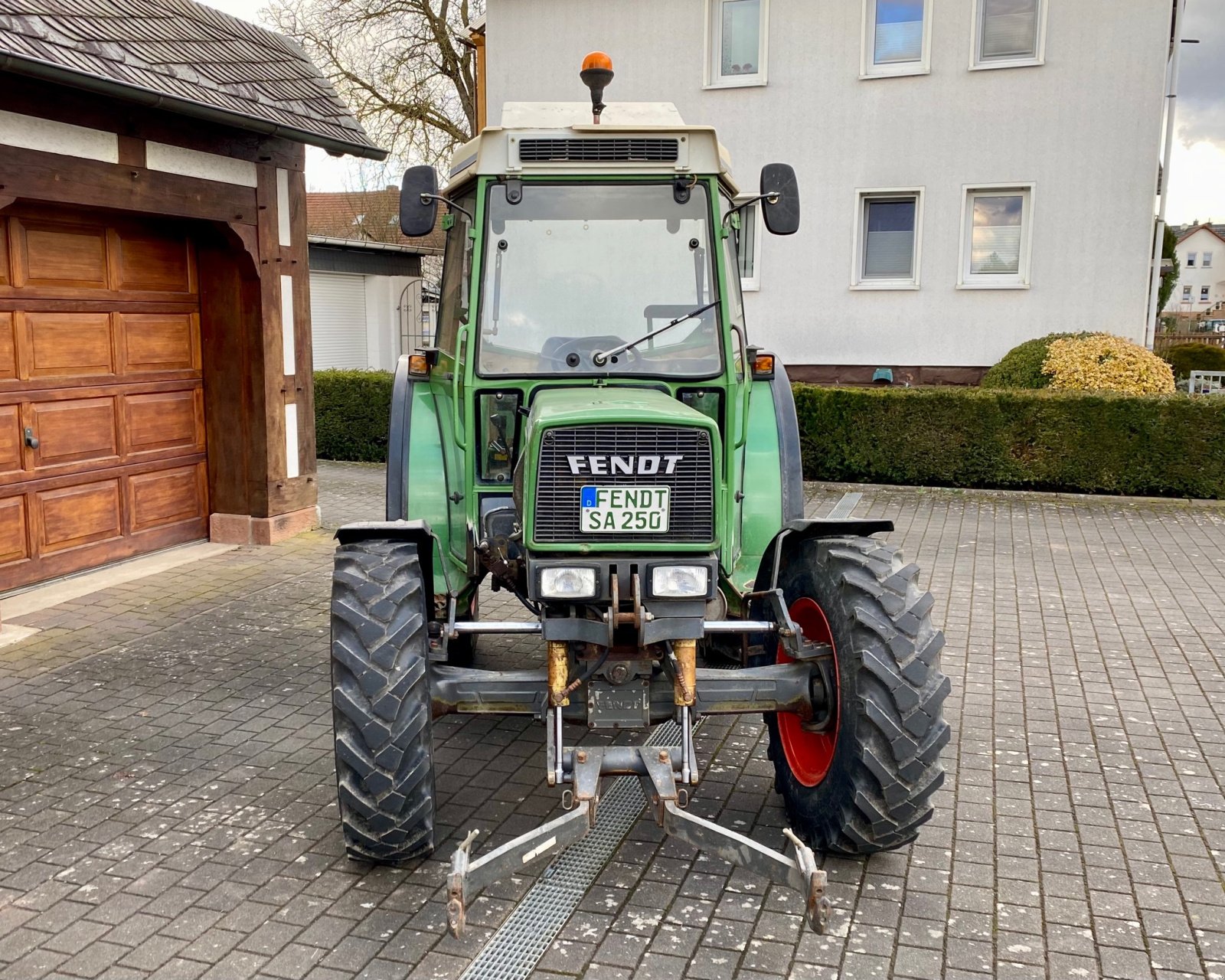 Traktor от тип Fendt Farmer 250 S Allrad, FH, 1. Hand, 4.800 h (Kein 240 260 275), Gebrauchtmaschine в Weimar/Hessen (Снимка 2)