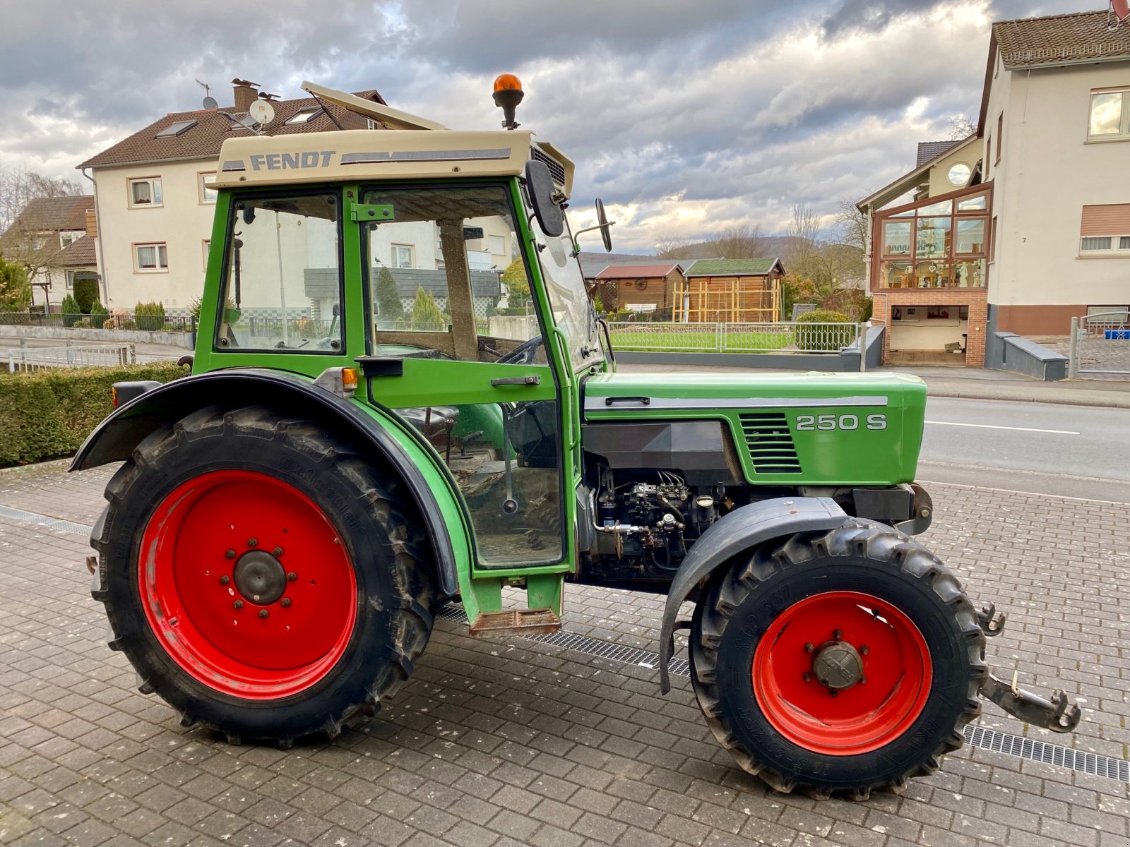 Traktor от тип Fendt Farmer 250 S Allrad, FH, 1. Hand, 4.800 h (Kein 240 260 275), Gebrauchtmaschine в Weimar/Hessen (Снимка 4)