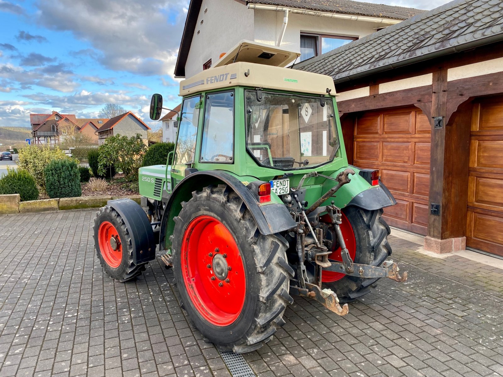 Traktor от тип Fendt Farmer 250 S Allrad, FH, 1. Hand, 4.800 h (Kein 240 260 275), Gebrauchtmaschine в Weimar/Hessen (Снимка 8)