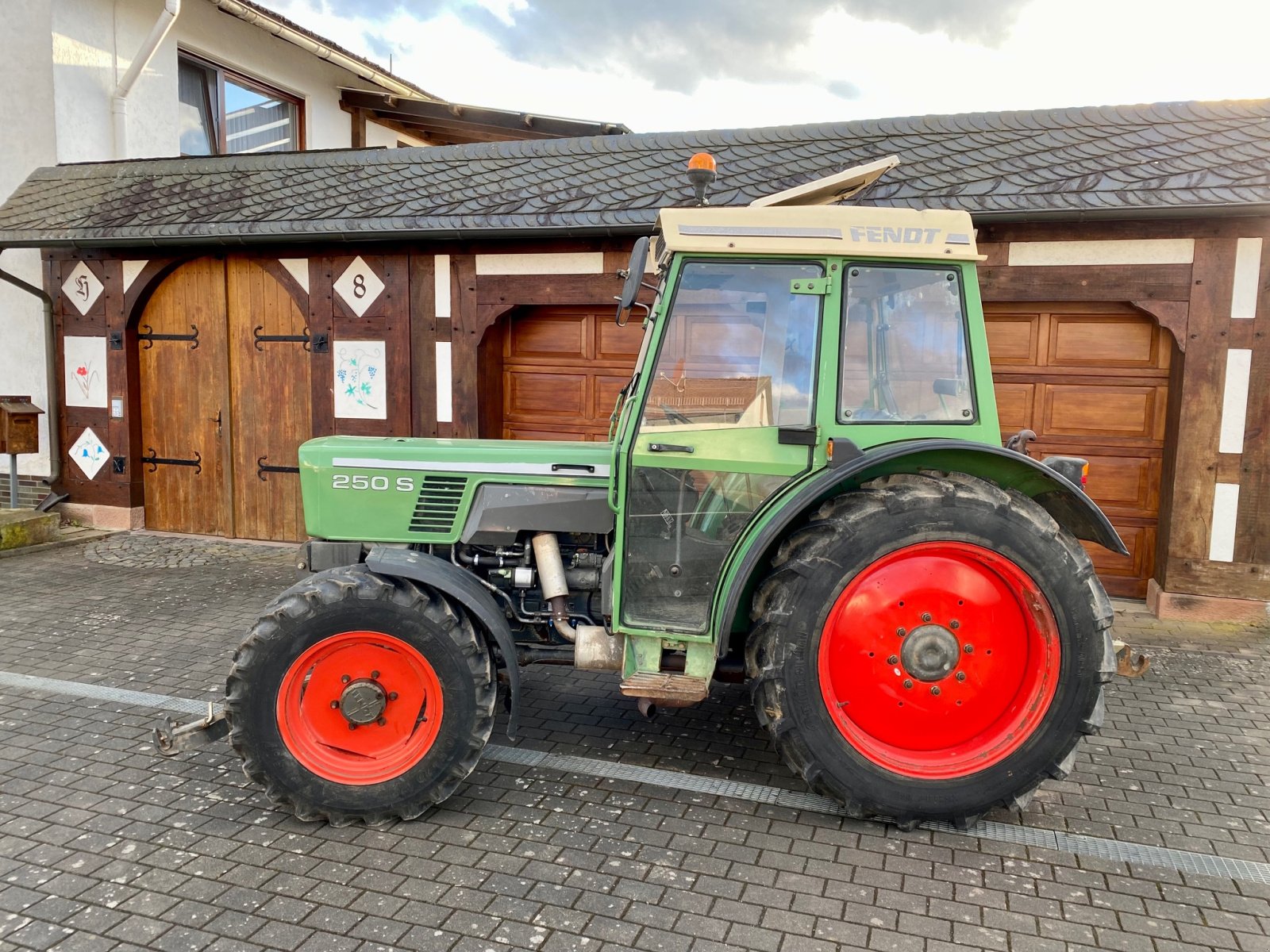 Traktor от тип Fendt Farmer 250 S Allrad, FH, 1. Hand, 4.800 h (Kein 240 260 275), Gebrauchtmaschine в Weimar/Hessen (Снимка 9)