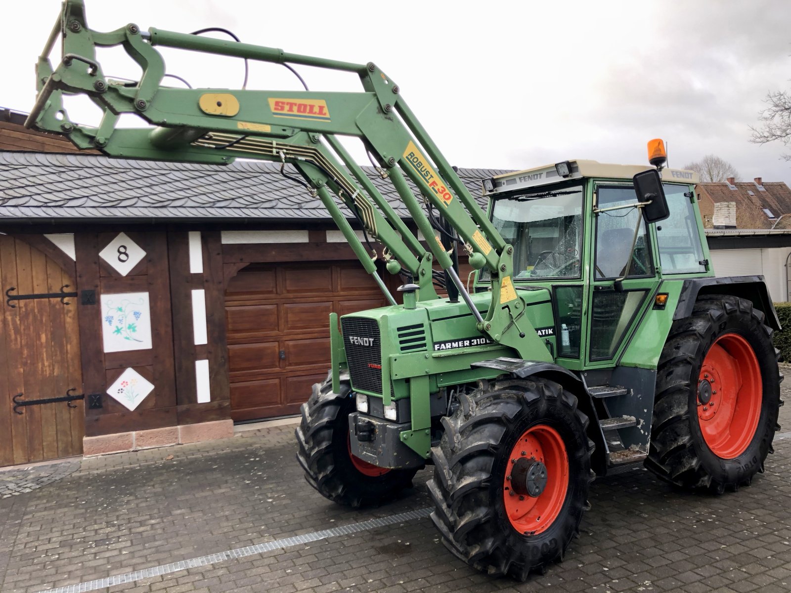 Traktor of the type Fendt Farmer 310 mit Stoll Frontlader ( No 308 309 311 312 ), Gebrauchtmaschine in Weimar/Hessen (Picture 1)