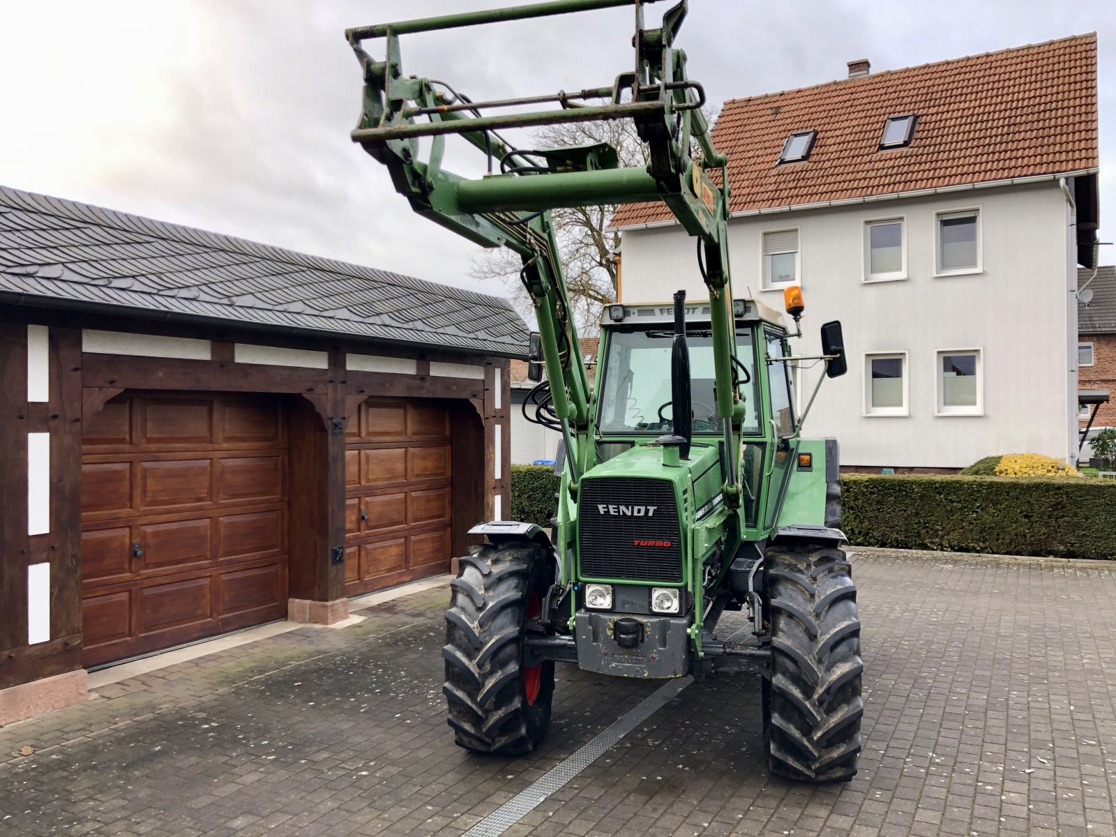 Traktor of the type Fendt Farmer 310 mit Stoll Frontlader ( No 308 309 311 312 ), Gebrauchtmaschine in Weimar/Hessen (Picture 2)