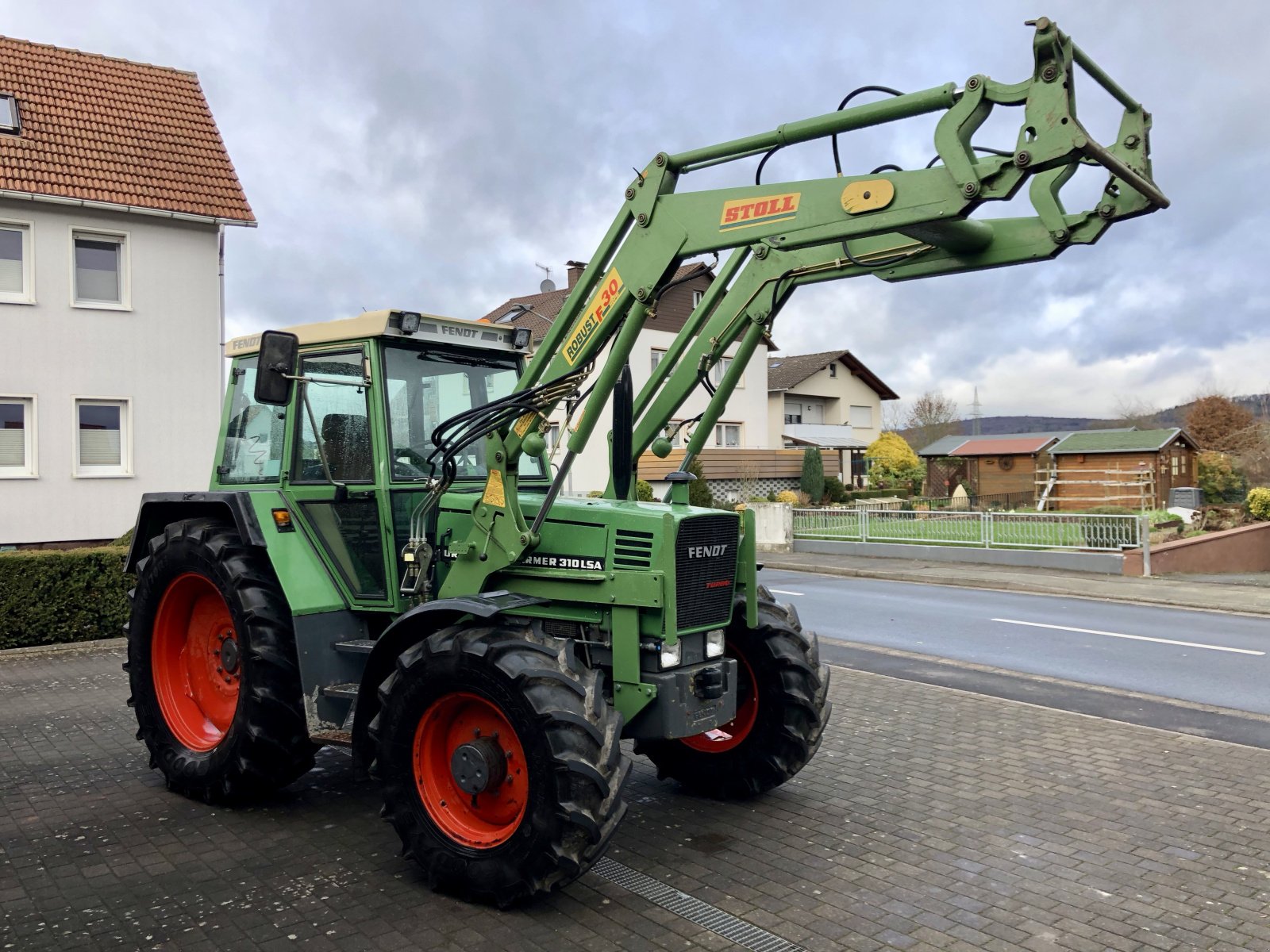 Traktor of the type Fendt Farmer 310 mit Stoll Frontlader ( No 308 309 311 312 ), Gebrauchtmaschine in Weimar/Hessen (Picture 3)