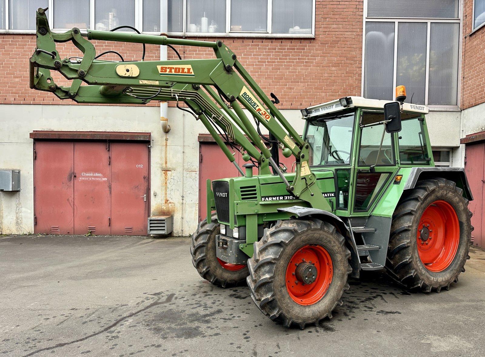 Traktor Türe ait Fendt Farmer 310 mit Stoll Frontlader ( No 308 309 311 312 ), Gebrauchtmaschine içinde Weimar/Hessen (resim 1)