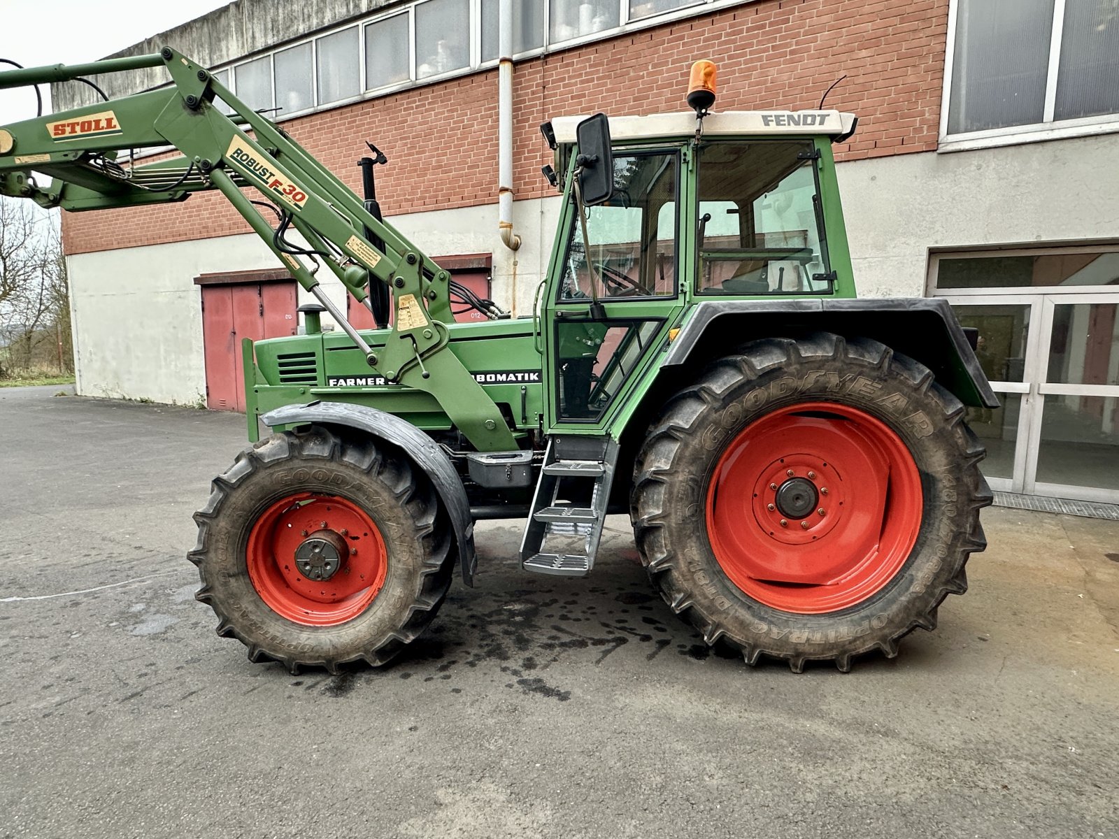 Traktor Türe ait Fendt Farmer 310 mit Stoll Frontlader ( No 308 309 311 312 ), Gebrauchtmaschine içinde Weimar/Hessen (resim 12)