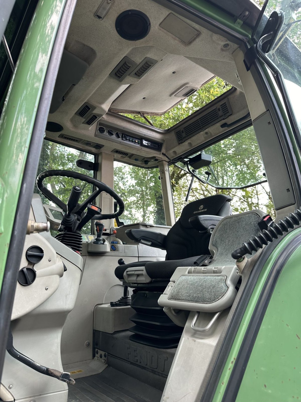 Traktor of the type Fendt Farmer 410 Vario, Gebrauchtmaschine in Rossum (Picture 8)