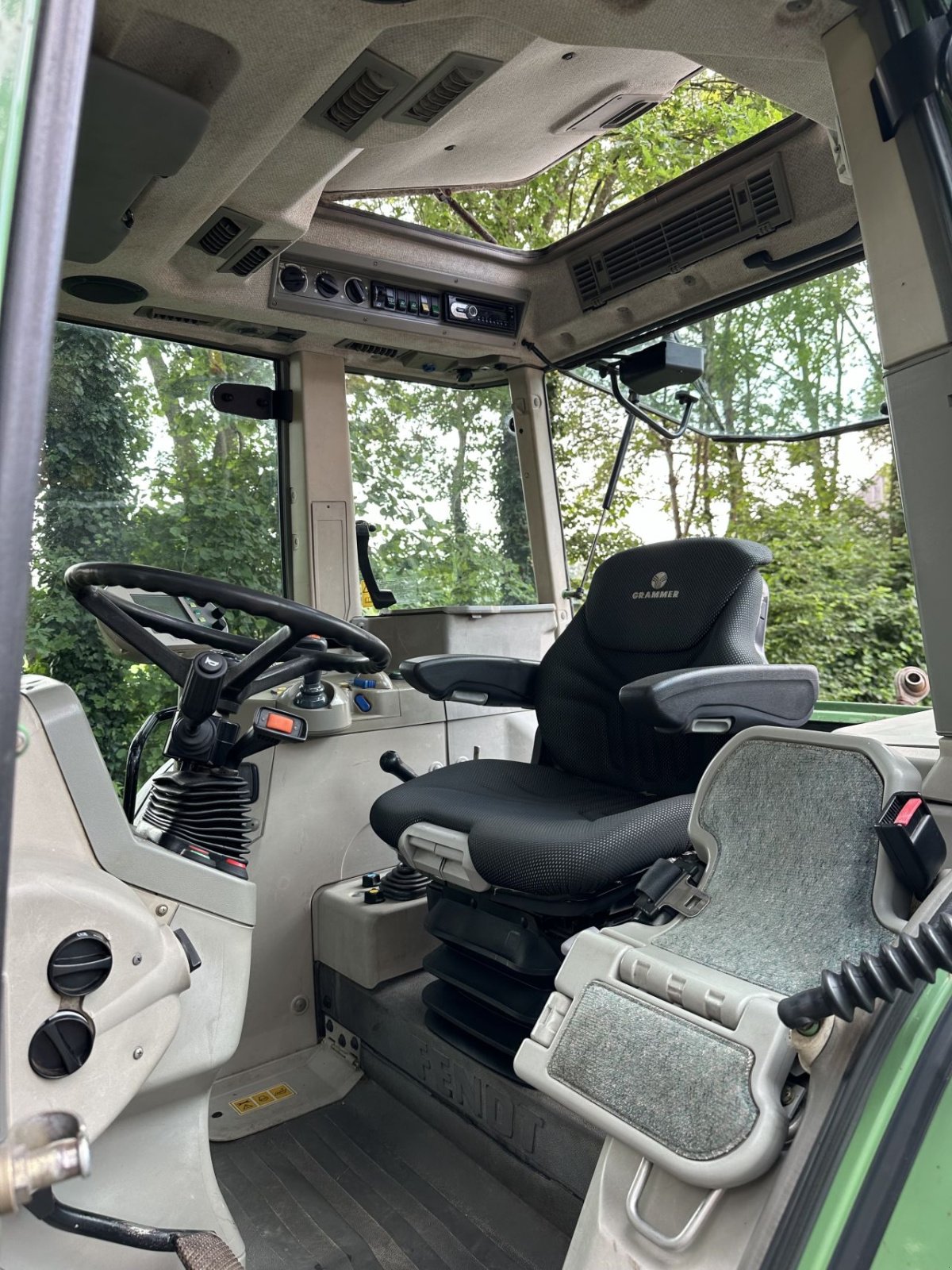 Traktor of the type Fendt Farmer 410 Vario, Gebrauchtmaschine in Rossum (Picture 9)