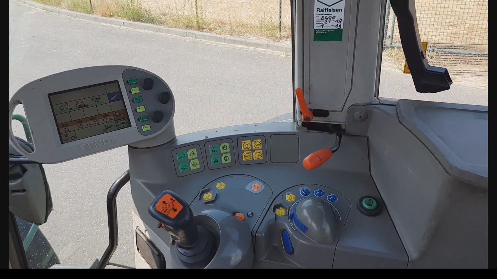 Traktor van het type Fendt Farmer 411 Vario, Gebrauchtmaschine in Casic (Foto 10)