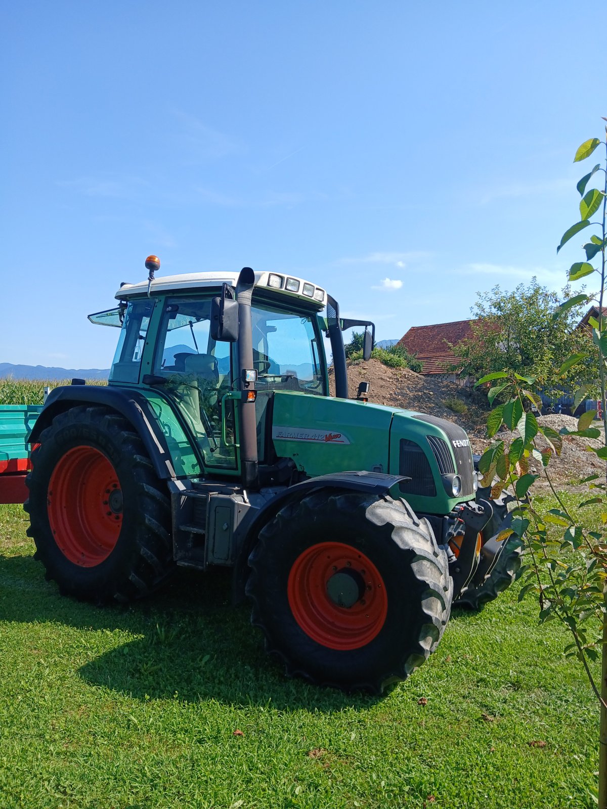 Traktor des Typs Fendt Farmer 412 Vario, Gebrauchtmaschine in Naklo (Bild 3)