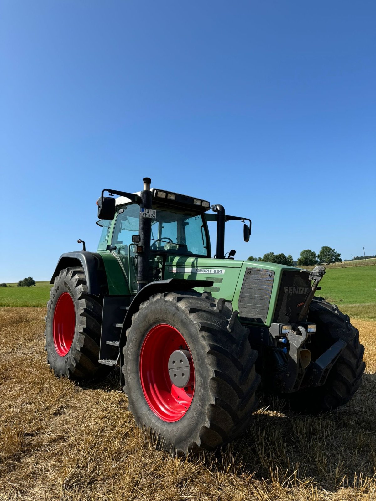 Traktor от тип Fendt Favorit 824, Gebrauchtmaschine в Mühlhausen-Ehingen (Снимка 1)