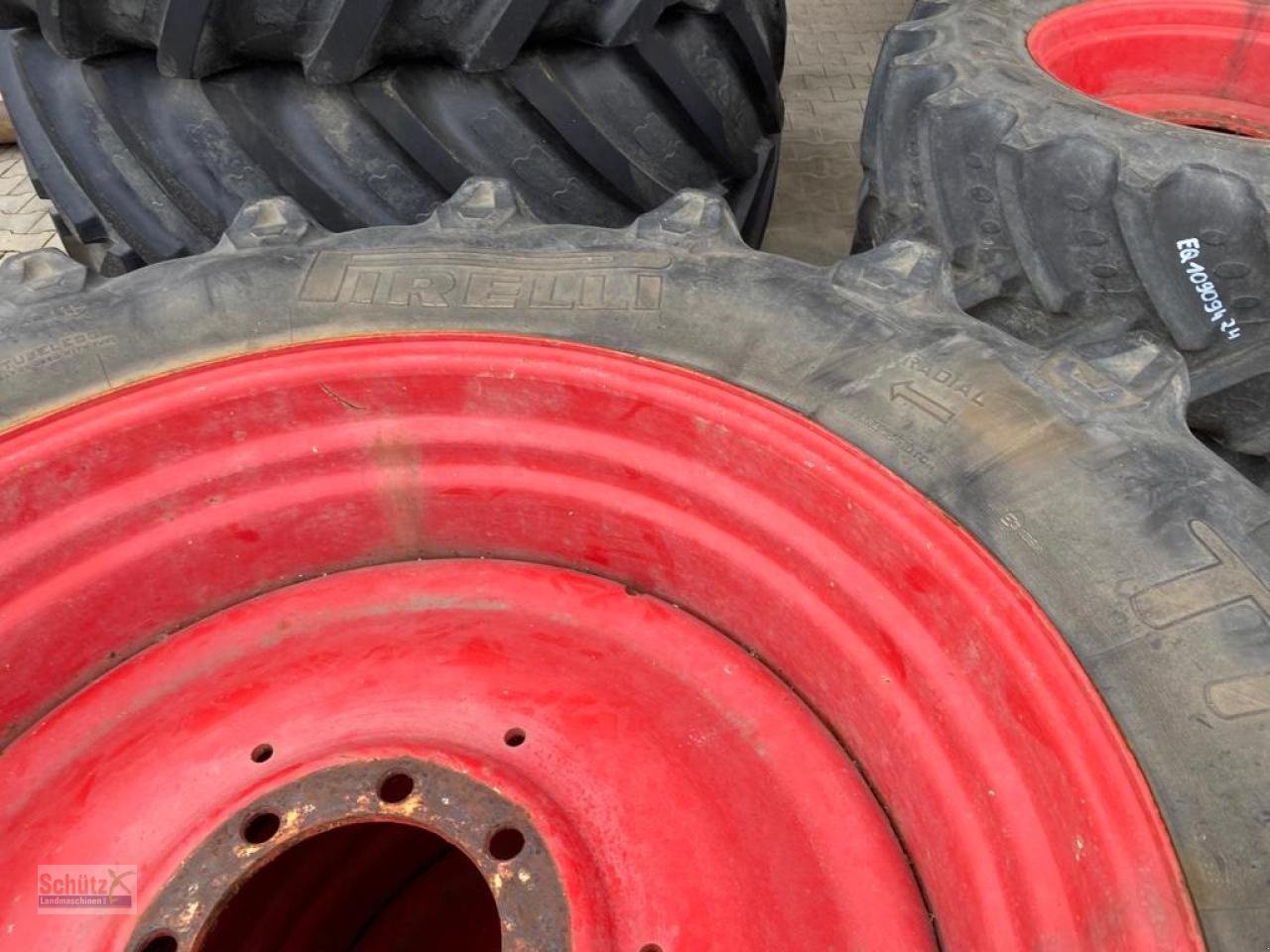 Traktor des Typs Fendt Komplettrad 420/70 R28 und 520/70 R38, Gebrauchtmaschine in Schierling (Bild 4)