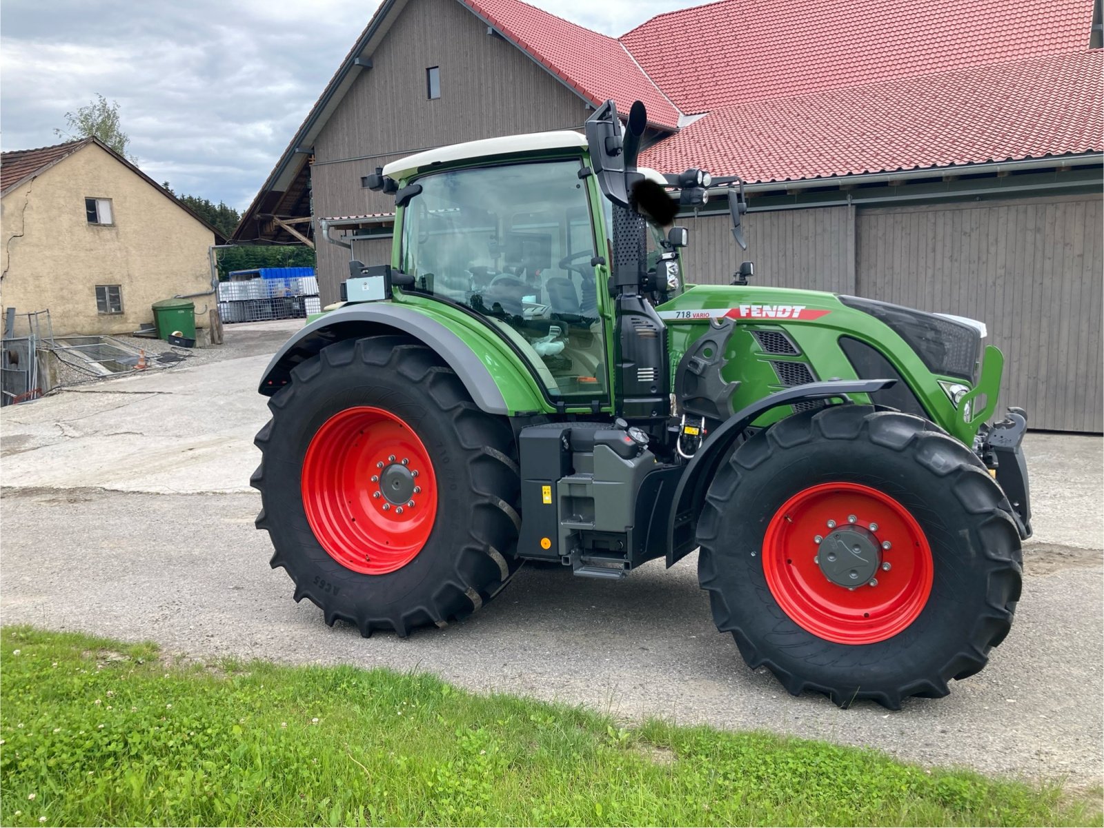 Traktor van het type Fendt Vario 718 Profi Plus SET 2 GEN 6 720,722,724, Neumaschine in Amtzell (Foto 8)