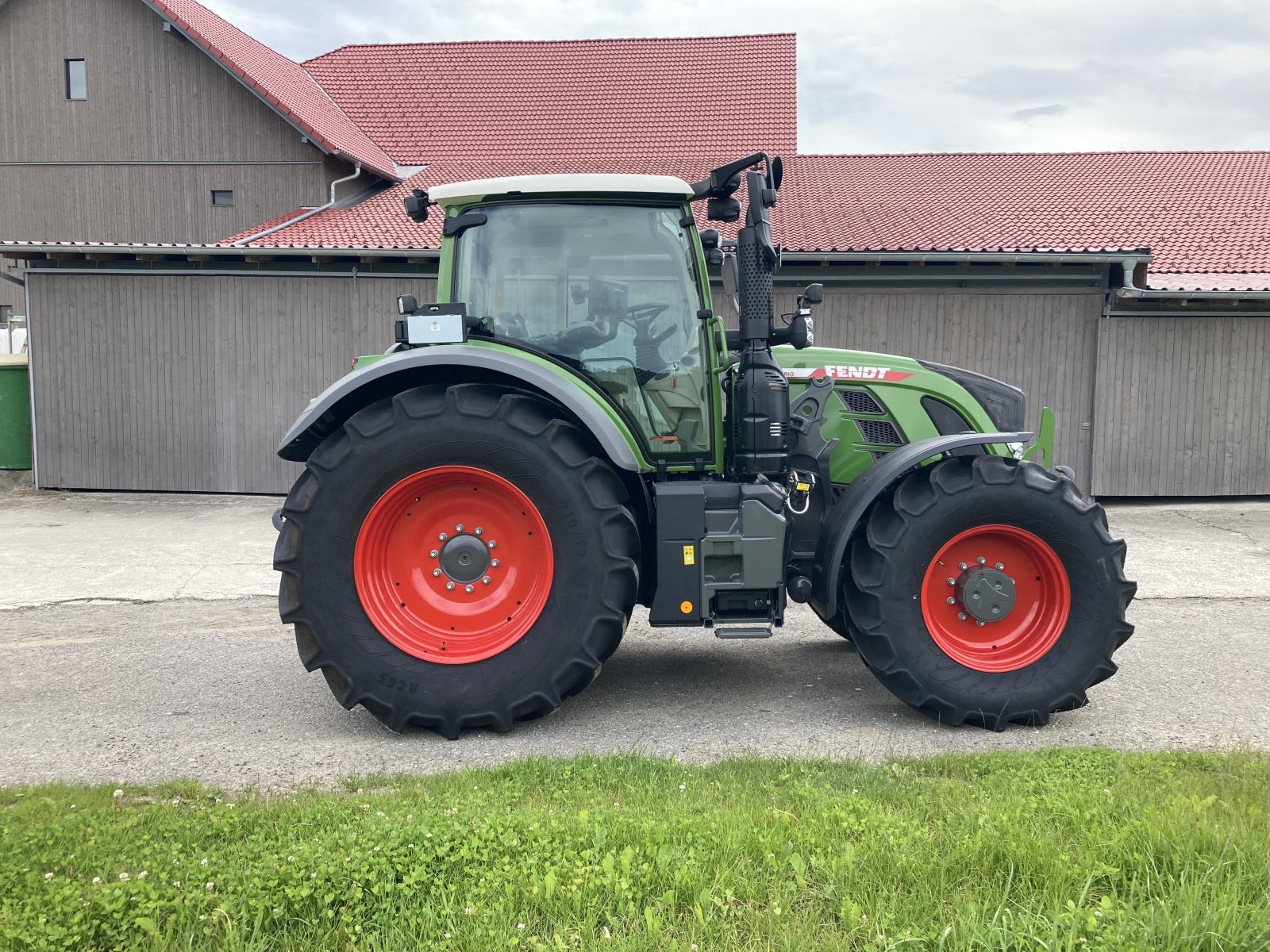 Traktor van het type Fendt Vario 718 Profi Plus SET 2 GEN 6 720,722,724, Neumaschine in Amtzell (Foto 9)