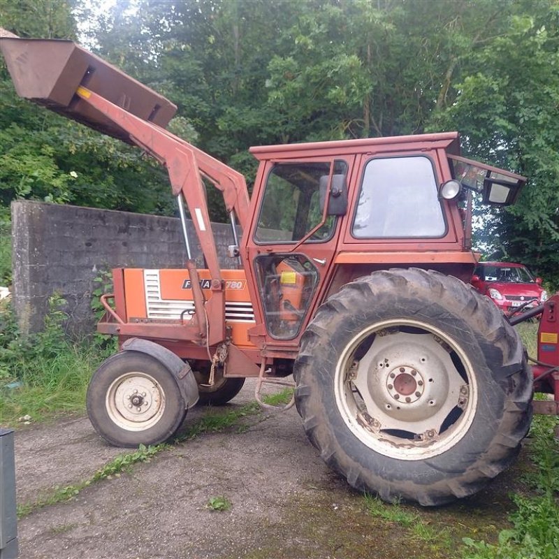 Traktor of the type Fiat 780 Med frontlæsser og materialeskovl., Gebrauchtmaschine in Faaborg (Picture 1)