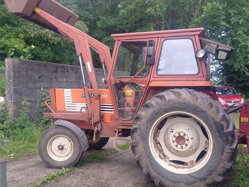 Traktor tipa Fiat 780 Med frontlæsser og materialeskovl., Gebrauchtmaschine u Faaborg