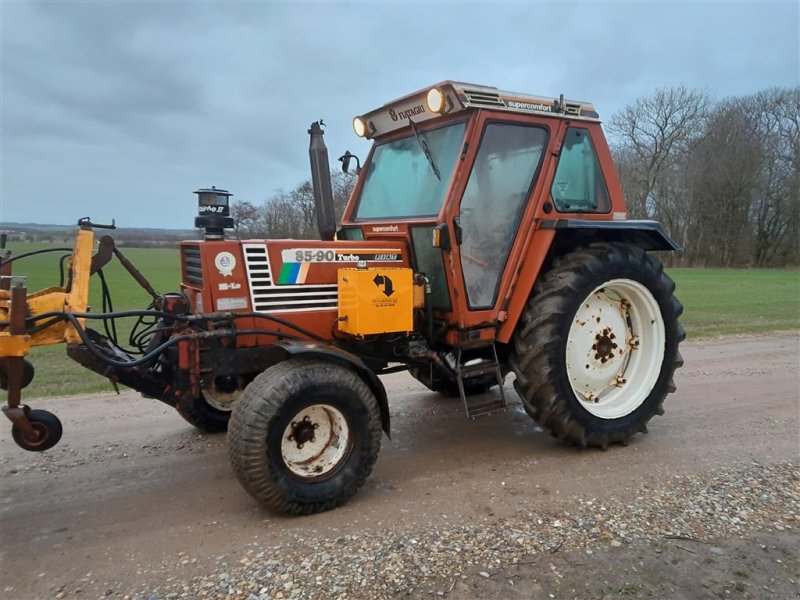 Traktor от тип Fiat 85-90 TURBO Super Comfort med fejekost, Gebrauchtmaschine в Skive (Снимка 1)