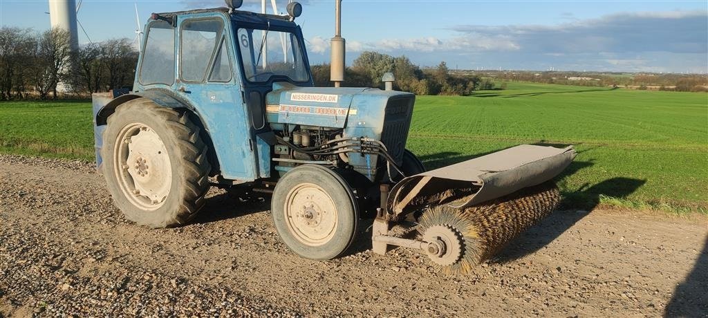 Traktor of the type Ford 3000 Y med fejekost, Gebrauchtmaschine in Skive (Picture 1)