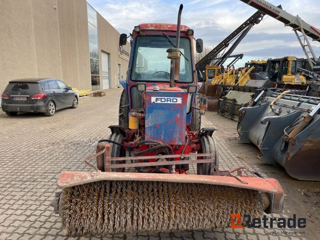 Traktor of the type Ford 4600 med kost, Gebrauchtmaschine in Rødovre (Picture 2)