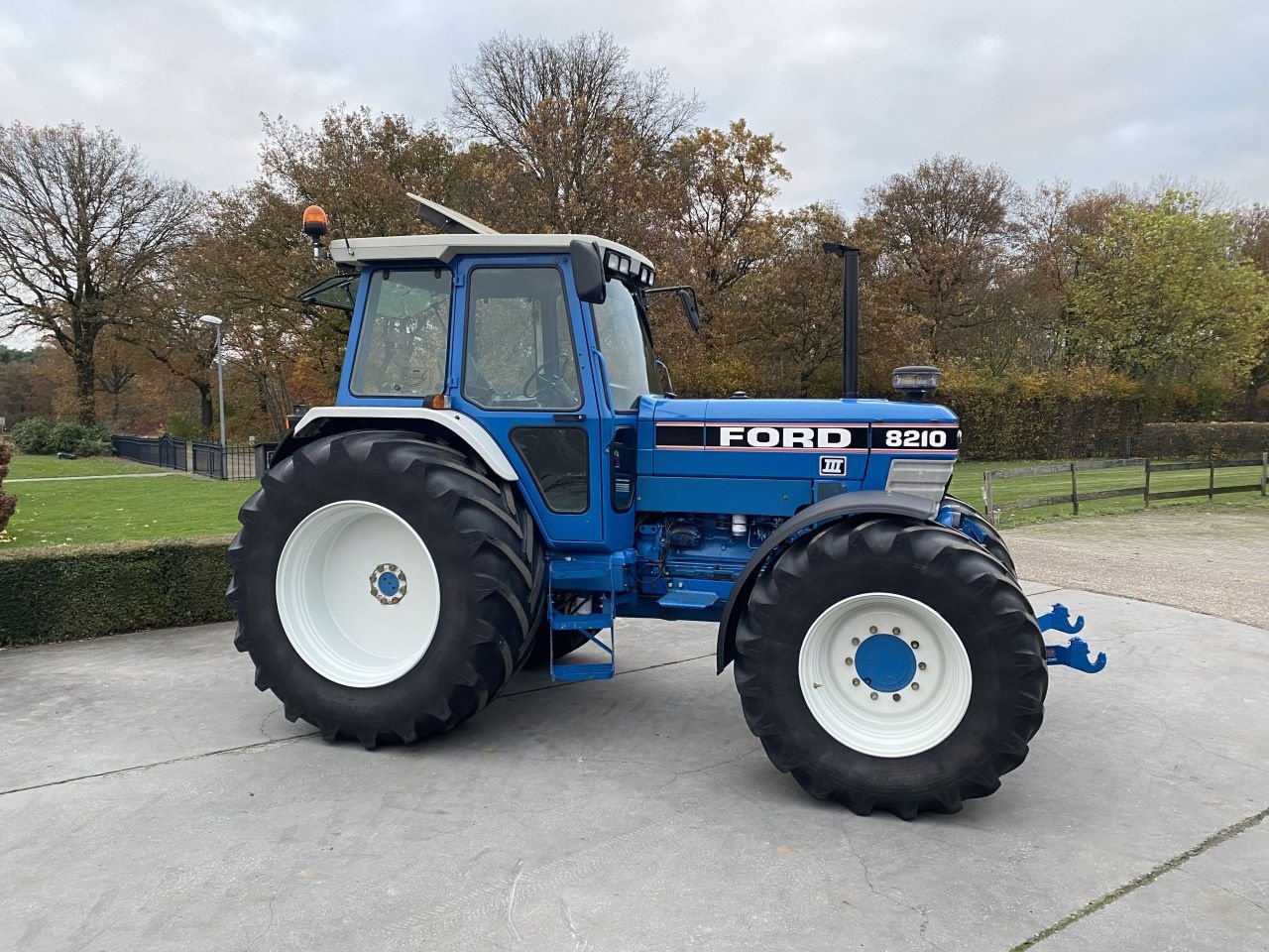 Traktor Türe ait Ford 8210, Gebrauchtmaschine içinde De Mortel (resim 2)