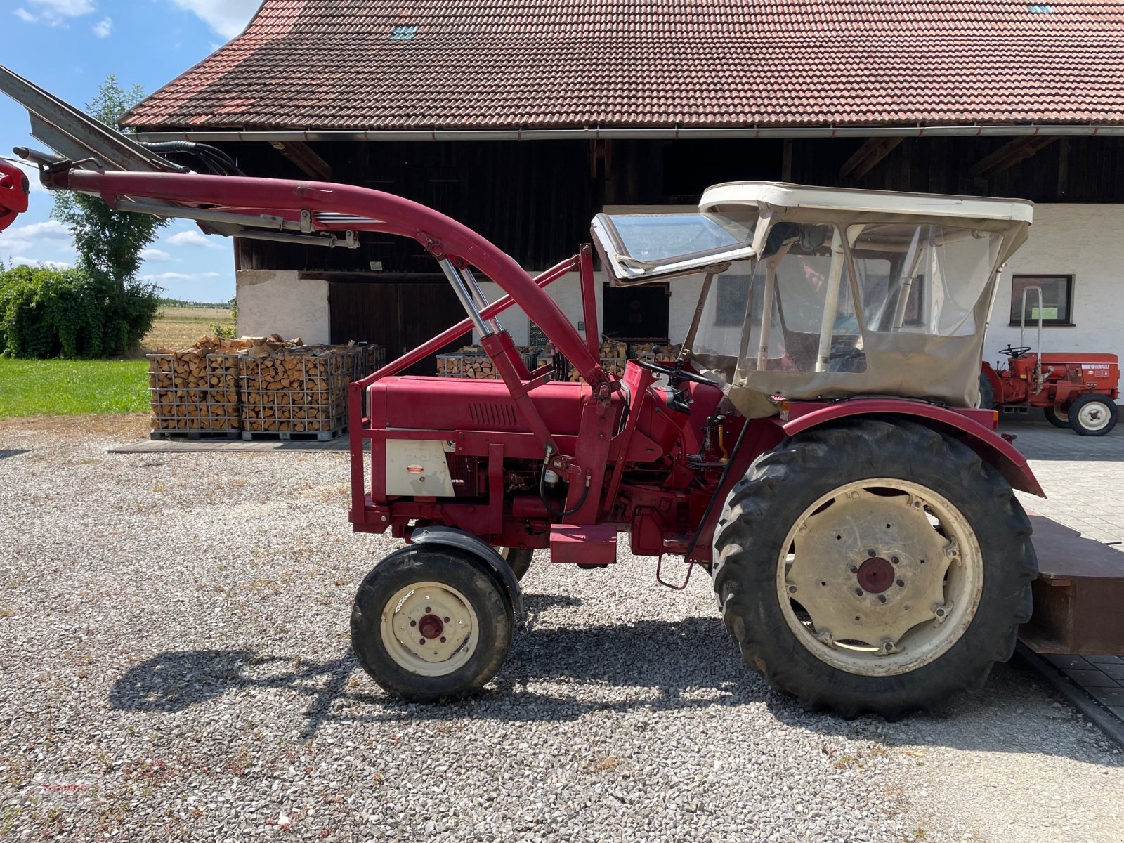 Traktor des Typs IHC 383, Gebrauchtmaschine in Mainburg/Wambach (Bild 3)