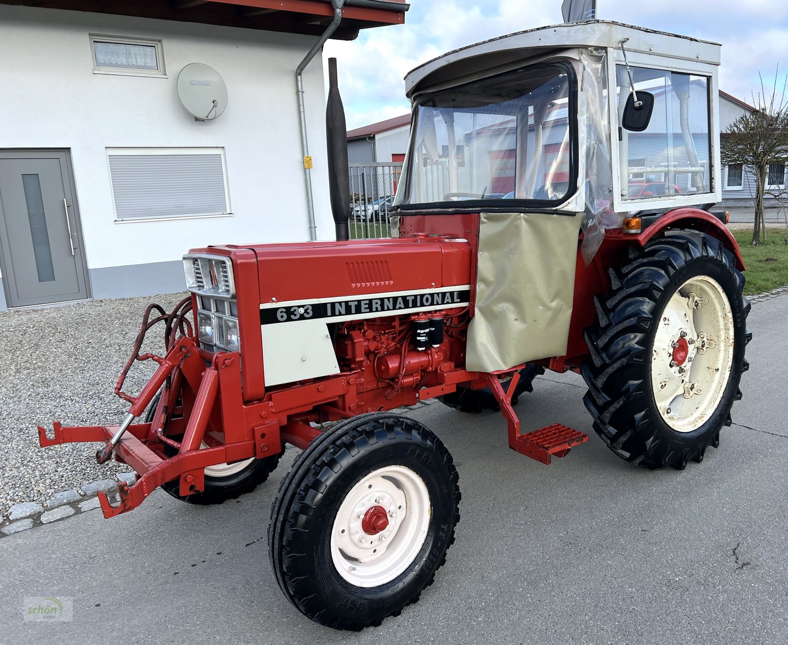 Traktor typu IHC 633 mit Servo, zwei-doppelt-wirkende und ein einfach-wirkendes Steuergerät, Gebrauchtmaschine v Burgrieden (Obrázek 1)