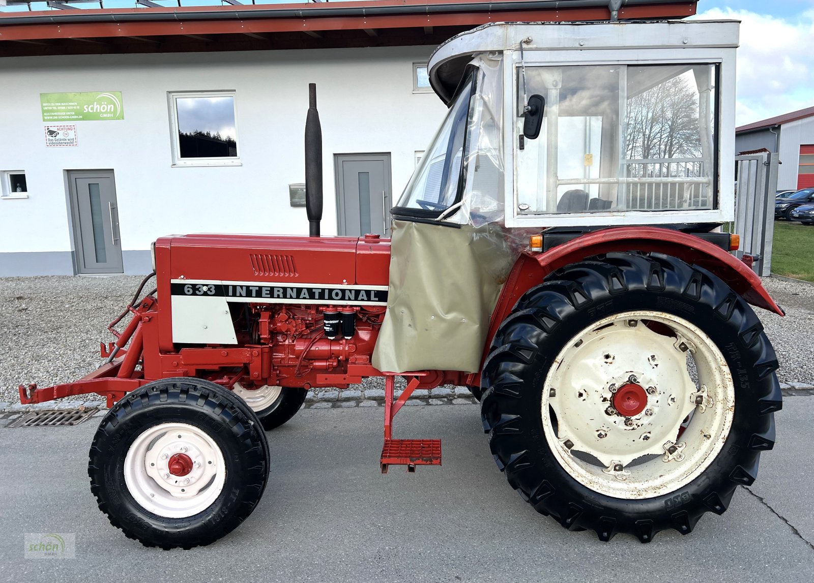 Traktor typu IHC 633 mit Servo, zwei-doppelt-wirkende und ein einfach-wirkendes Steuergerät, Gebrauchtmaschine v Burgrieden (Obrázek 2)