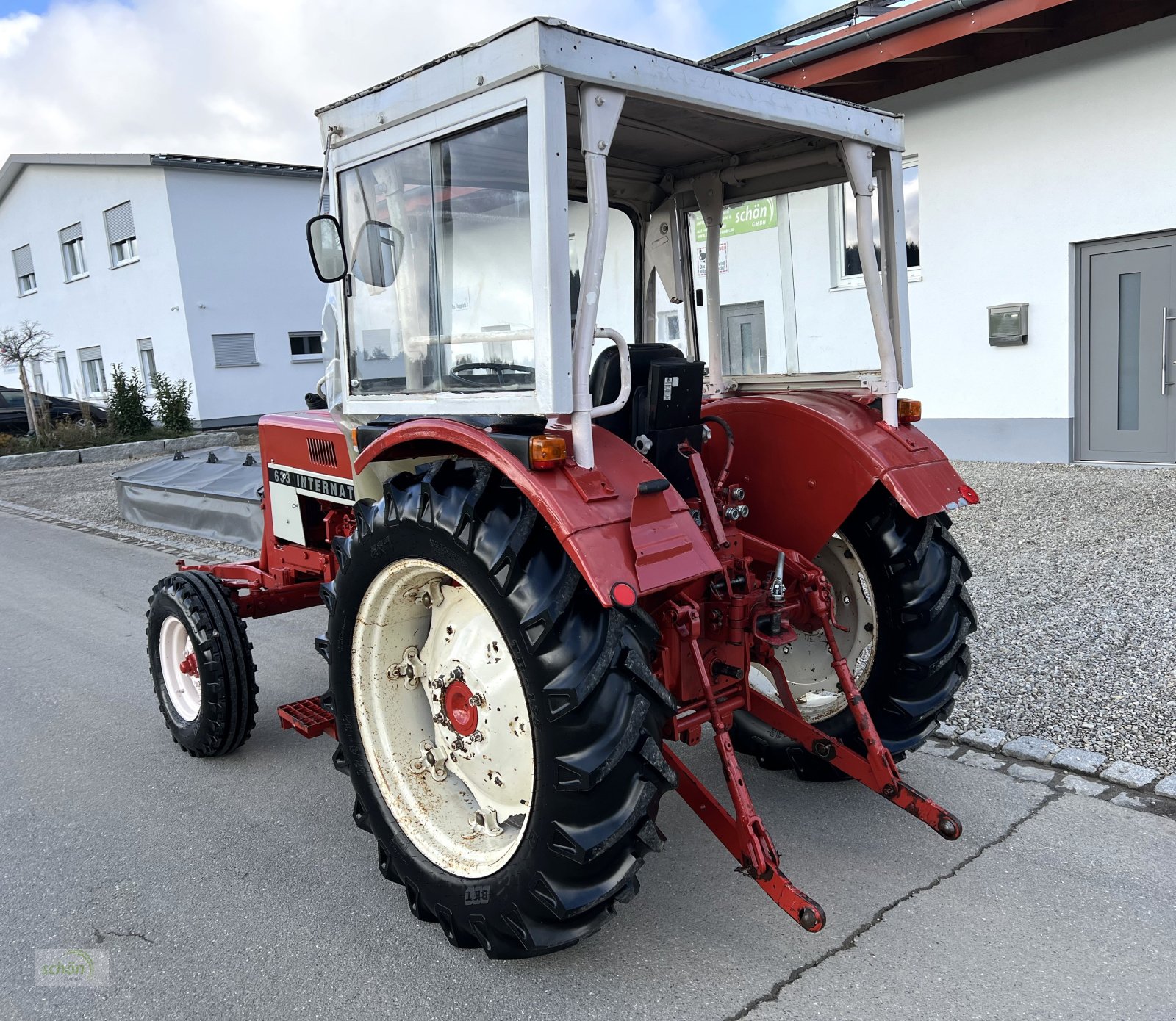 Traktor typu IHC 633 mit Servo, zwei-doppelt-wirkende und ein einfach-wirkendes Steuergerät, Gebrauchtmaschine v Burgrieden (Obrázek 3)