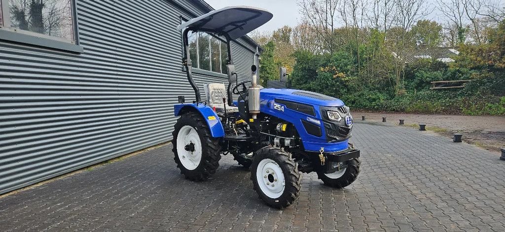 Traktor des Typs Iseki DPC 254 tractor 4wd NEW., Gebrauchtmaschine in Scharsterbrug (Bild 2)